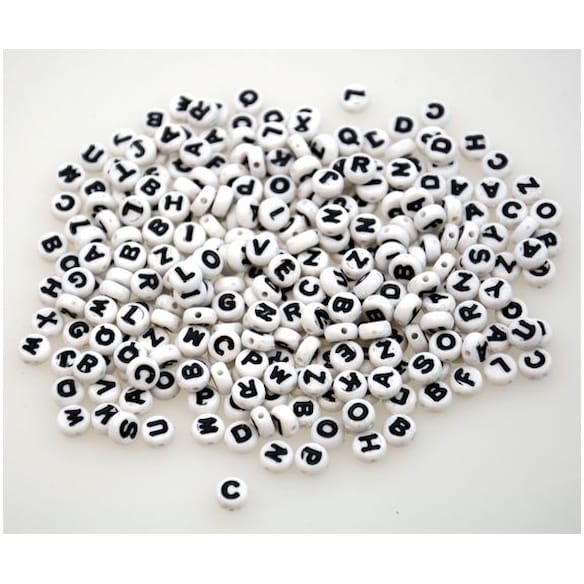 Plastperler ABC rund hvit med sort (500)
