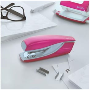 Häftapparat LEITZ WOW 5502 30ark cerise
