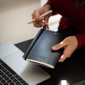 Classic Hard 18M 24/25 Weekly Horizontal Pocket Svart